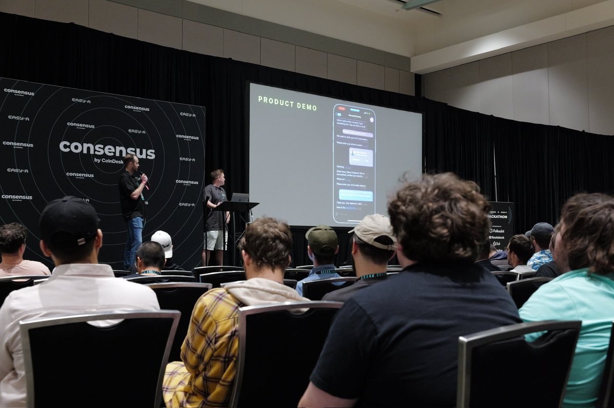 easya_app's tweet image. Day 3 was HISTORIC 💥

500 developers launched 100 startups at our EasyA #Consensus2024 hackathon. 

As our EasyA gigabrains took center stage, the crowds looked on in awe. They saw the future unfold before their very eyes 😮