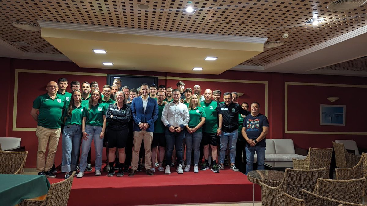 🤩 En la #CopaAndaluciaBMBase se puso punto final a la temporada 2023-24 de balonmano pista con una reunión en la que estuvo presente <a href="/Sebastian090578/">Sebastián Fernández</a> , presidente de <a href="/FAndaluzaBM/">Federación Andaluza de Balonmano</a> , con los delegados federativos y árbitros del evento