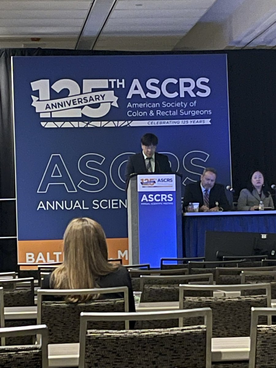 Shin Kim (Med Student, UCLA) presenting on Trends and Outcomes for young onset diverticulitis 2005-20. 🔑 takeaways

🔹⬆️ in the incidence of complicated-diverticulitis related among patients &lt;50
🔹 Higher rates of IR &amp; 🔪
🔹 ⬇️ outcomes