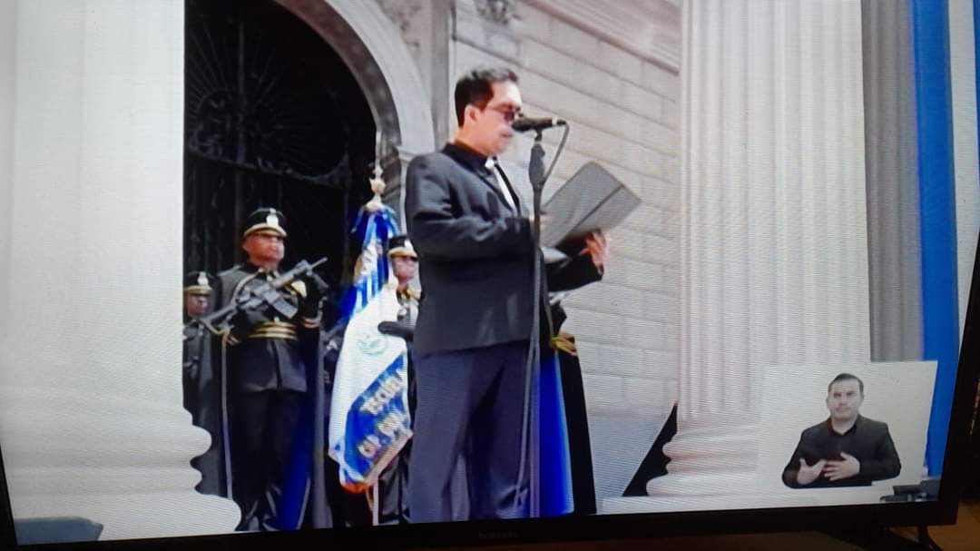 ElTrompudo2022's tweet photo. ✝️ La Encrucijada de la Iglesia Católica en El Salvador: ¿Dónde Quedó la Voz del Pueblo?
 
Por Reyzope 

"Tendremos una Iglesia Católica que estará del lado de la dictadura. ¡Qué bueno que el arzobispo Escobar Alas esté bien definido! Espero que respete a quienes nos pondremos del lado del pueblo..."  Alcides Herrera, Sacerdote.

En tiempos recientes, la Iglesia Católica en El Salvador se encuentra en una encrucijada que pone a prueba su papel histórico y moral en la sociedad. La administración de Nayib Bukele, caracterizada por un autoritarismo creciente y una violación sistemática de derechos humanos, ha generado divisiones profundas, no solo en el ámbito político, sino también dentro de las instituciones religiosas. La postura del arzobispo José Luis Escobar Alas, abiertamente alineada con el gobierno de Bukele, nos hace reflexionar sobre el compromiso de la Iglesia con los valores del Evangelio y la justicia social.

El apoyo explícito del arzobispo Escobar Alas a un régimen que ha demostrado un desprecio por los principios democráticos y los derechos fundamentales es una traición a la memoria de Monseñor Óscar Arnulfo Romero. Romero, asesinado por su defensa inquebrantable de los pobres y oprimidos, se convirtió en un símbolo de la resistencia moral contra la tiranía y la injusticia. Su legado debería servir como una brújula ética para la Iglesia, recordándole que su misión principal es estar del lado de los más vulnerables, no de los poderosos.

En lugar de ser una voz profética en tiempos de opresión, la postura del arzobispo Escobar Alas es para congraciarse con el poder a expensas del bienestar del pueblo. Esta posición no solo mina la credibilidad de la Iglesia como defensora de la justicia y la paz, sino que también traiciona los principios fundamentales del cristianismo.

La historia de la Iglesia en América Latina está llena de ejemplos de líderes religiosos que se han levantado contra la injusticia, incluso a costa de sus propias vidas. Monseñor Romero, quien fue canonizado por su valentía y compromiso con los derechos humanos, nunca titubeó en denunciar las atrocidades cometidas por el poder militar y político. La postura actual del arzobispo Escobar Alas, en contraste, está más preocupada por mantener buenas relaciones con el régimen que por defender a los indefensos.

Reflexión Final

La Iglesia Católica, en su misión de ser luz y guía, debe recordar su compromiso con la verdad y la justicia. En tiempos de dictadura y represión, es fundamental que los líderes eclesiásticos respeten y escuchen las voces de quienes eligen estar del lado del pueblo, aquellos que buscan un país más justo y equitativo. La verdadera fuerza de la Iglesia reside en su capacidad de ser un faro de esperanza y un defensor incansable de los derechos y la dignidad de todos los salvadoreños.

El arzobispo Escobar Alas debería reconsiderar su postura y recordar el ejemplo de Monseñor Romero, quien nunca dudó en ponerse del lado del pueblo, incluso cuando esto significaba enfrentar al poder. En este momento crítico, la Iglesia debe recuperar su papel profético y ser un defensor valiente de los oprimidos, tal como lo fue Romero. Solo así podrá cumplir con su verdadera misión y honrar el legado de aquellos que dieron su vida por la justicia y la paz.