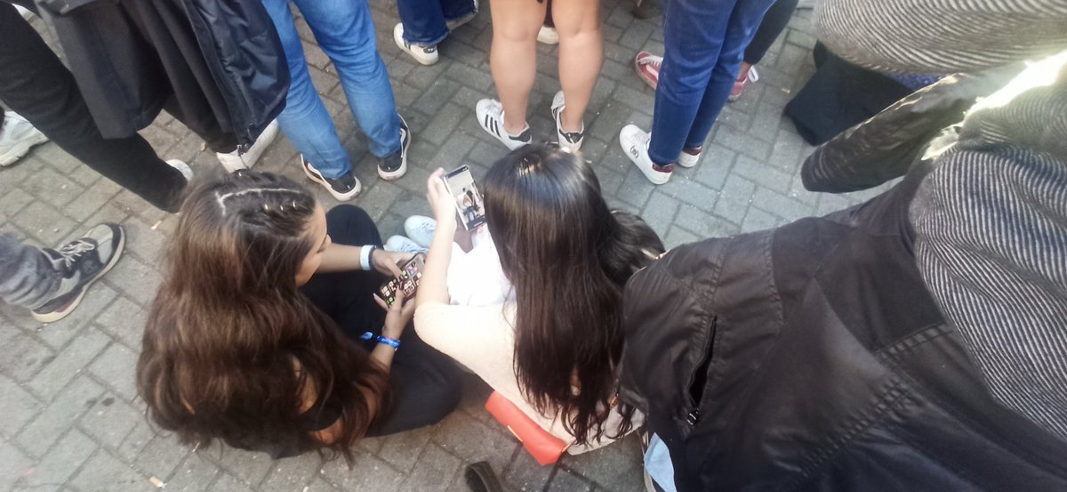 xabisanmartinc's tweet photo. No a todo el mundo le interesa Tom Odell (pop melodramático y hermoso) hay islas de público sentado que descansan tras ver a Ana Mena (pop bailable) en O Son do Camiño - Informando desde @elcorreogallego #musica @OSonDoCamino
#OSonDoCamiño #OSDC24 @camino_xacobeo #Galicia https://t.co/X7UQeuj3wp