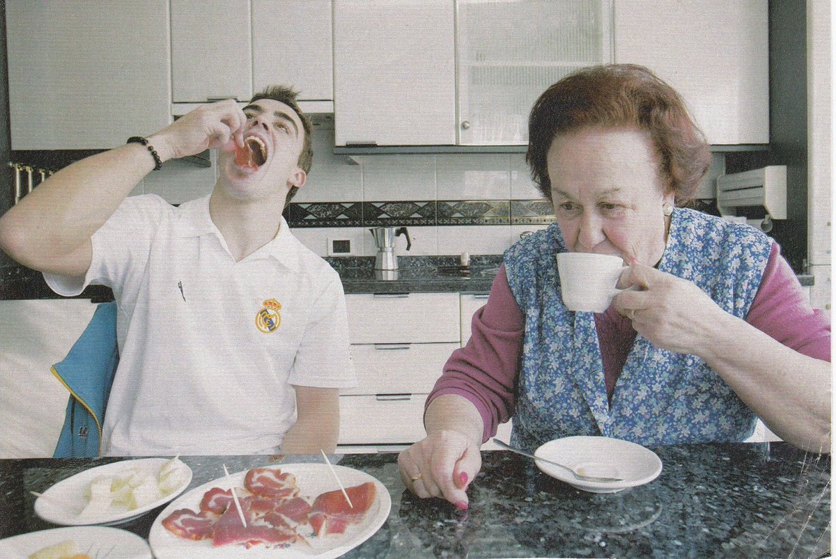 Panzerouso's tweet photo. Os reto a encontrar una foto que desprenda más ESPAÑA:
-Alonso
-Casa de su wela
-Café migao
-Encimera mármol 
-Polo del Madrid
-Jamón pa la boca

La epítome de lo nacional. https://t.co/mKwxnq1lLD