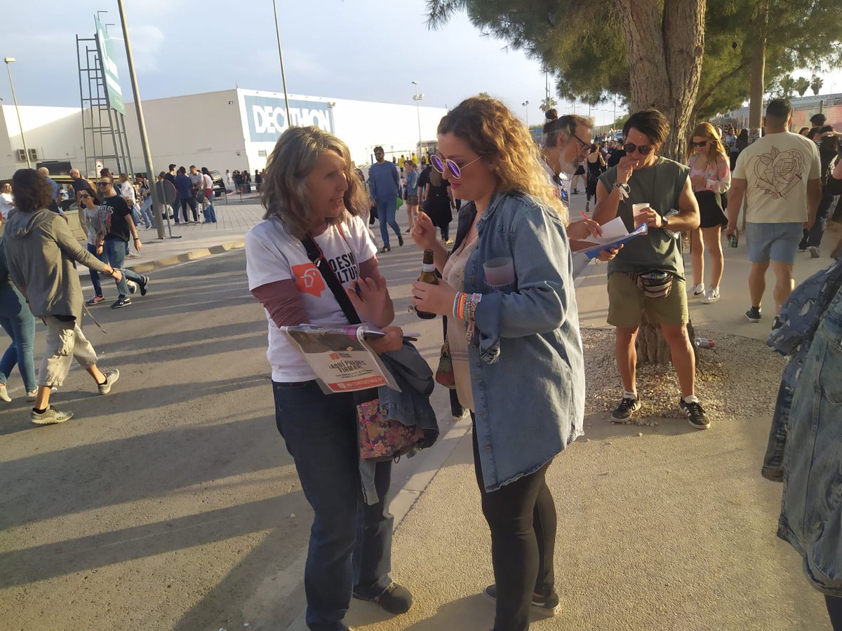 @NoEsMiCultura Los voluntarios de la ILP en Alicante, infatigables, dedicando horas de su fin de semana a esta ILP No es mi cultura. Hoy recogiendo firmas en el entorno del Spring Festival. ¡STOP TAUROMAQUIA! @CeltasCortos @Robe_Extremo @WoodyAmores @_lorenzoglez @DavidLerman__ @DromedarioRock