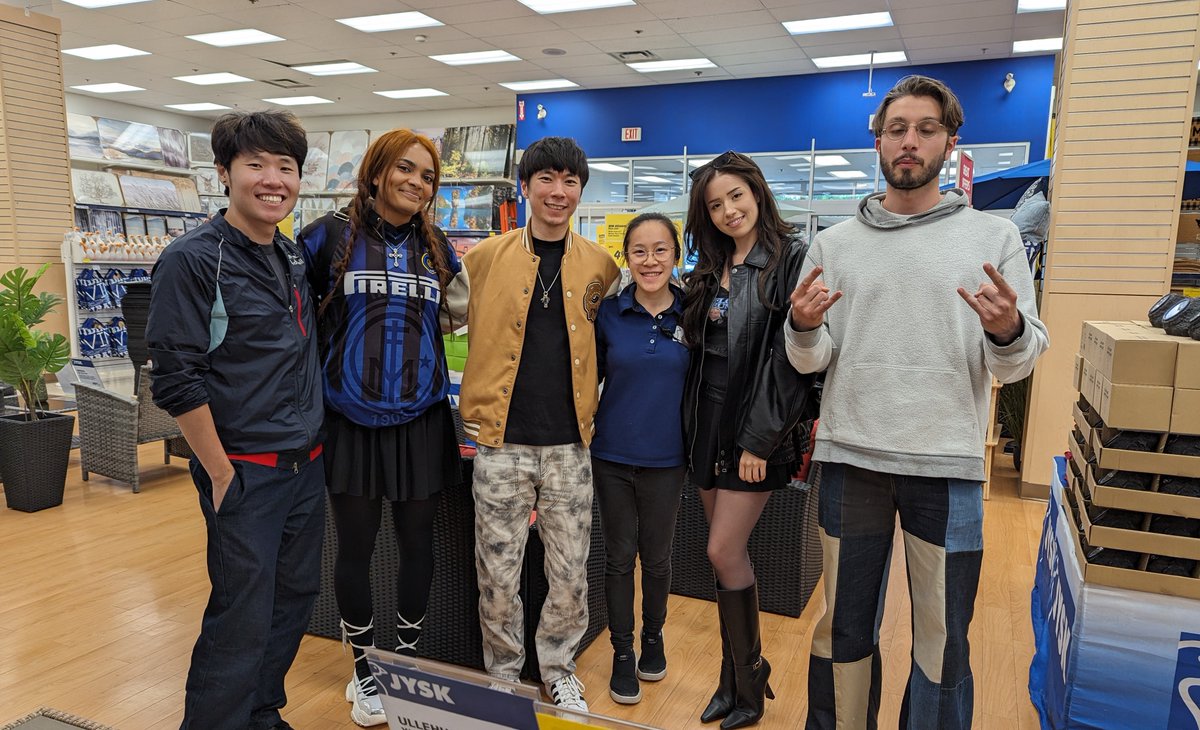 slamNstreams's tweet photo. No words can express how starstruck and shocked I was to meet @pokimanelol @DisguisedToast @Sydeon @HyperSeanic and @bbnomula whatever compelled you to step into this store BLESS!!! I wish I could've said more to all of you >< ya'll made my YEAR thank you💕 https://t.co/vOosXFGpLm
