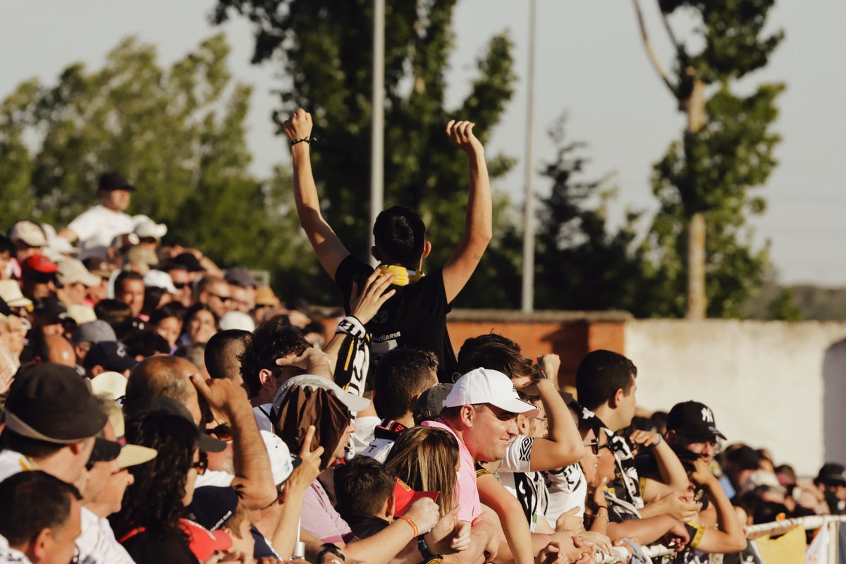 🙌⚽️🎉🥳😁🥰🤍🖤

3/6✅

1. El AMOR de mamá 
2. El AMOR de la afición 
3. Alvarito: te AMAMOS
4. Esta afición me tiene loc@ de AMOR

#SalamancaEsDeLaUnion