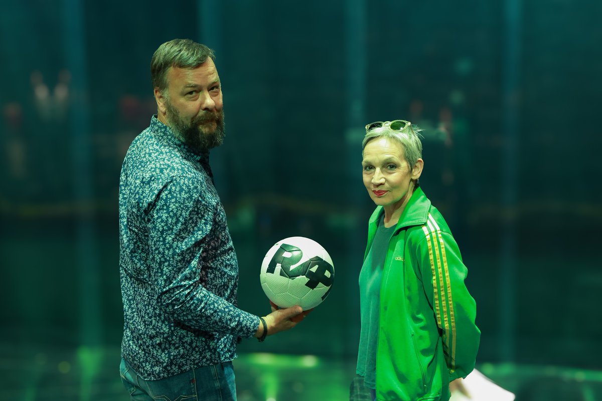 Podcast-Sommerspecial: Marion Brasch geht kurz vor der bevorstehenden Fußball-EM mit Christian Arbeit vom <a href="/fcunion/">1. FC Union Berlin</a> in "Spielerfrauen", danach sprechen sie in unserer Kantine über Theater und Fußball. die Sonderfolge von "Wie war's?" gibt's ab Dienstag  für euch! #BEpodcast