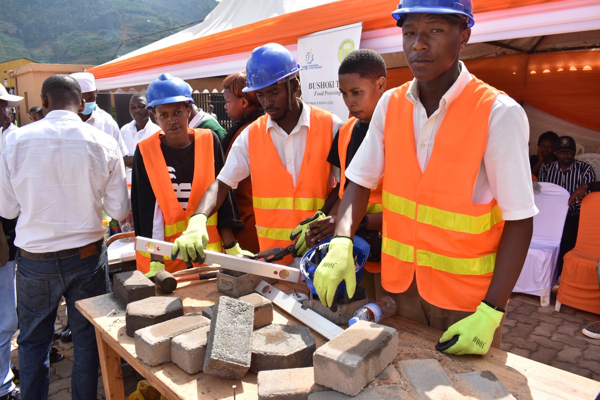 <a href="/RwandaLocalGov/">Ministry of Local Government | Rwanda</a> <a href="/RwandaNorth/">Northern Province/ Rwanda</a> <a href="/Rwanda_Edu/">Ministry of Education | Rwanda</a> <a href="/iee_rw/">Inspire, Educate and Empower Rwanda</a> <a href="/NESA_Rwanda/">NESA Rwanda</a> <a href="/RTB_Rwanda/">Rwanda TVET Board</a> @sam_kabera Imishinga 3 yahize indi ni:
🔸umushinga wa <a href="/buyoga_tss/">BUYOGA TSS</a> wo gukora pave mu bimene by'ibirahuri na palasitike
🔸uwa <a href="/ApekiTvet/">APEKI-TUMBA TSS</a> uzafasha umurwayi kwivuza ari mu rugo, drone ikamugezaho imiti mu rugo
🔸uwa Stella Matutina wo gukora imitako n'ingofero mu mbaho &amp; palasitike bitagikenewe