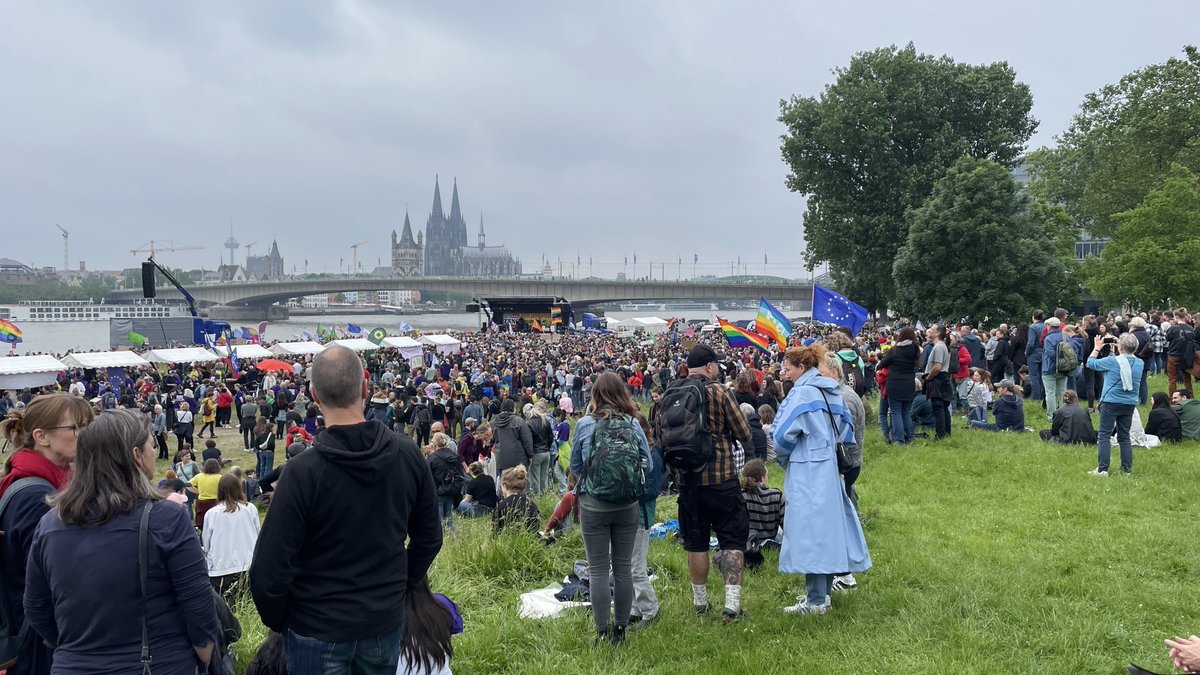 LoveGuerillero's tweet photo. ❤️🖤#Köln #k0106 #Widersetzen #AlleZusammenGegenDenFaschismus #AlleZusammenGegenDieAfD #ArschHuh #GegenJedenAntisemitismus https://t.co/agm4TIqfRY