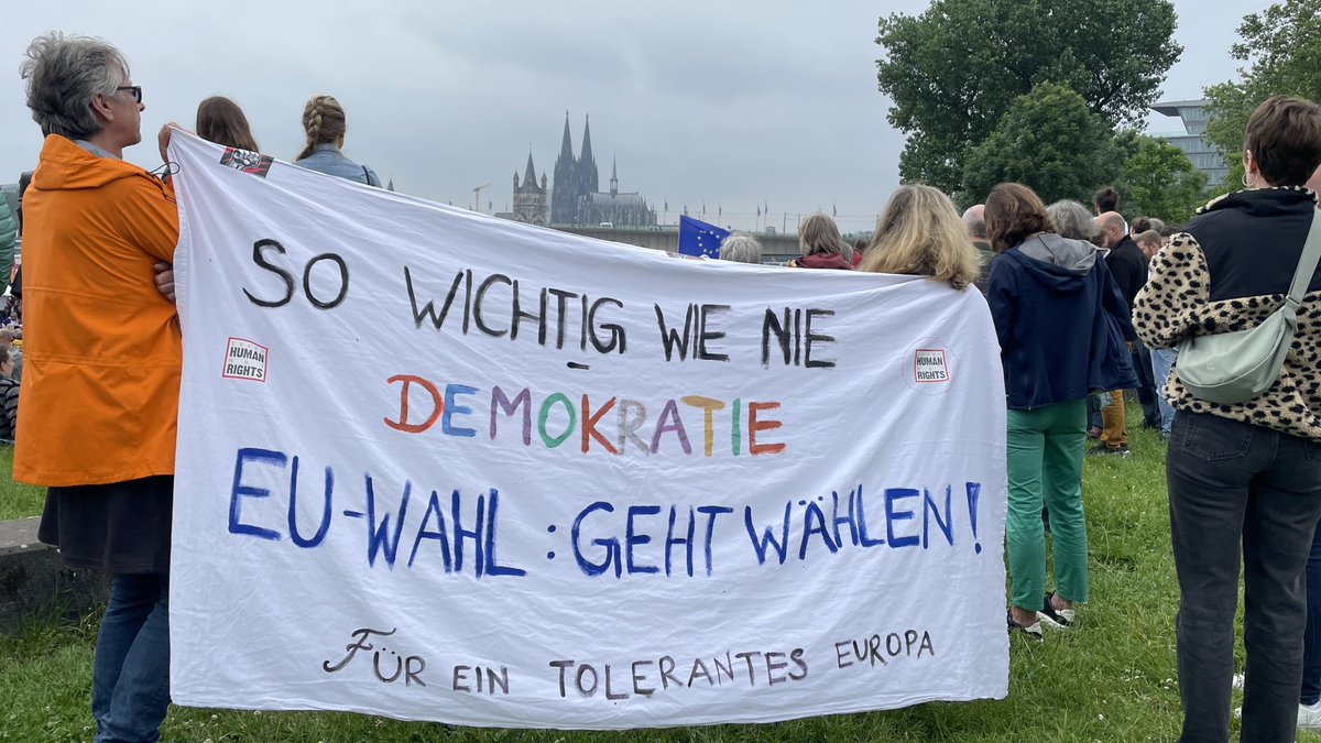 LoveGuerillero's tweet photo. ❤️🖤#Köln #k0106 #Widersetzen #AlleZusammenGegenDenFaschismus #AlleZusammenGegenDieAfD #ArschHuh #GegenJedenAntisemitismus https://t.co/agm4TIqfRY