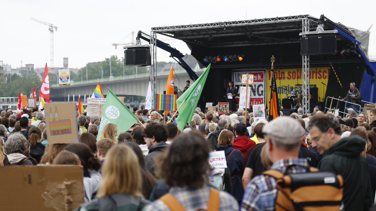 LoveGuerillero's tweet photo. ❤️🖤#Köln #k0106 #Widersetzen #AlleZusammenGegenDenFaschismus #AlleZusammenGegenDieAfD #ArschHuh #GegenJedenAntisemitismus https://t.co/i0vYIwMG0n