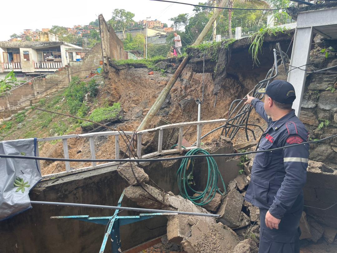 En el Municipio Sucre, Parroquia Caucaguita, Urbanización Turumo, calle la Palmas, casa número 698 se realizó una evaluación técnica Ante un deslizamiento de tierra activo el cual ocasionó el colapso parcial del muro perimetral de gavión y bloques de concreto.

#PuebloEnLasRedes