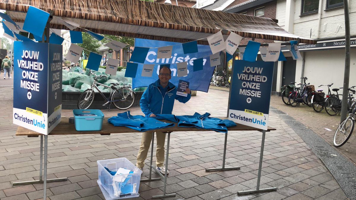 Daan Weststrate (@daanweststrate) on Twitter photo Politieke markt in @edecentrum met aandacht voor #EP2024 van 6 juni. Genoten om te luisteren: inwoners die iets mee willen geven, iets opmerken, hun mening willen delen, gewoon een vraag stellen of even willen zeggen dat ze je op tv hebben gezien als plv. voorzitter van <a href="/RaadEde/">Gemeenteraad Ede</a>. Politieke markt in @edecentrum met aandacht voor #EP2024 van 6 juni. Genoten om te luisteren: inwoners die iets mee willen geven, iets opmerken, hun mening willen delen, gewoon een vraag stellen of even willen zeggen dat ze je op tv hebben gezien als plv. voorzitter van <a href="/RaadEde/">Gemeenteraad Ede</a>.