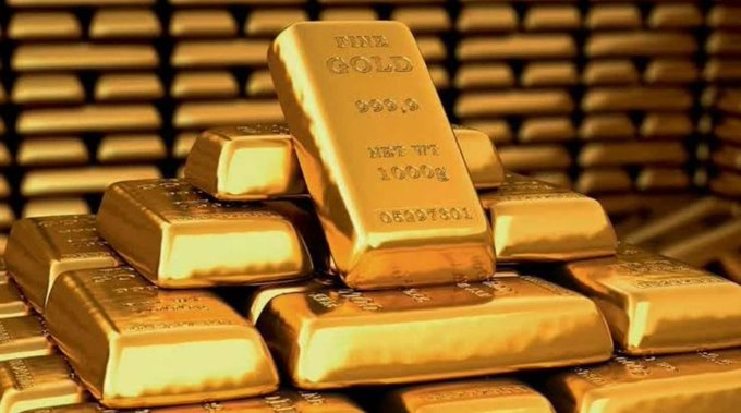 WallStreetMav's tweet photo. While no one was paying attention, the Reserve Bank of India silently moved over 100 tonnes of its gold reserves from the UK to India for the first time since 1991.   

India will now hold most of its gold in its own vaults.   

The Reserve Bank of India also purchased 24 tonnes of gold in just four months, which is 1.5 times more than its gold purchases for all of 2023.   

China, Russia, and India, three of the world's strongest economies, are rapidly stockpiling gold to increase control over their assets.  

The rapid pace at which they are accumulating gold is suspicious, almost as if they are preparing for a crisis.