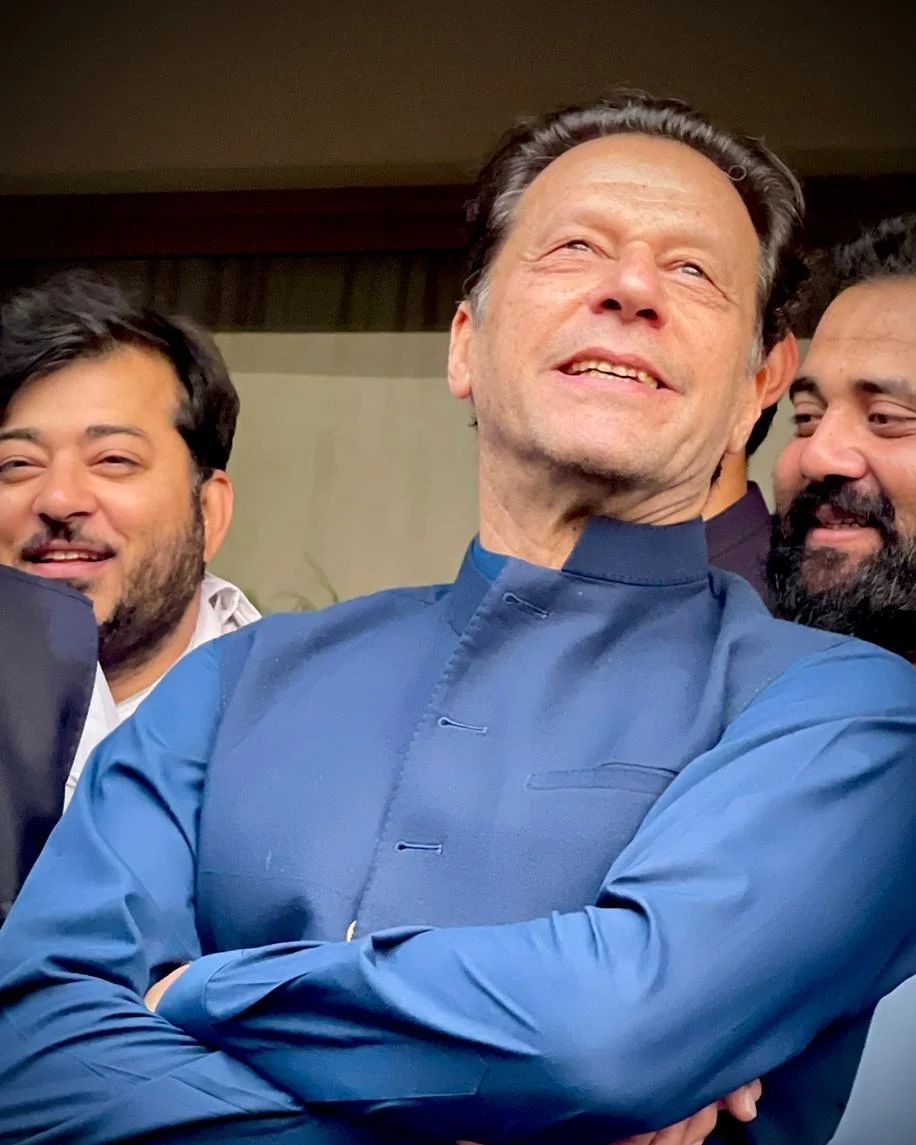 HiMaNi4140's tweet photo. میں بھی خائف نہیں تختہ دار سے میں بھی منصور ہوں کہہ دو اغیار سے کیوں ڈراتے ہو زنداں کی دیوار سے ظلم کی بات کو جہل کی رات کو میں نہیں مانتا میں نہیں جانتا
#ImranKhanFightingForPakistan https://t.co/sAJxuKkI3s