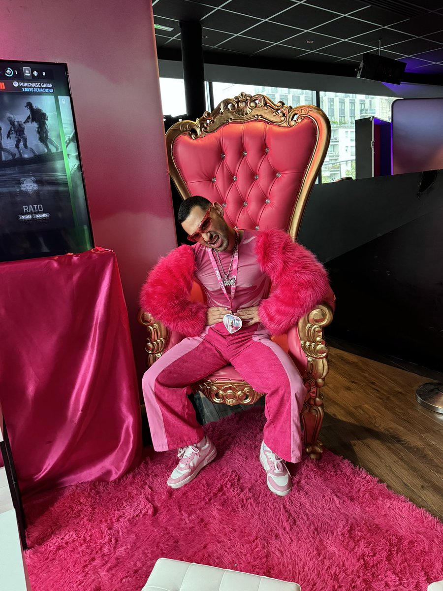agoneylawson's tweet photo. I’M IN THE #GagCityParis OMG I CAN’T BELIEVE IT!!!!🥹🥹🥹 LOVE U @NICKIMINAJ MY DREAM!! MY BIGGEST DREAM COMES TRUEEEE🥹🥹🥹🥹🥹 https://t.co/BusB0Yz2gG
