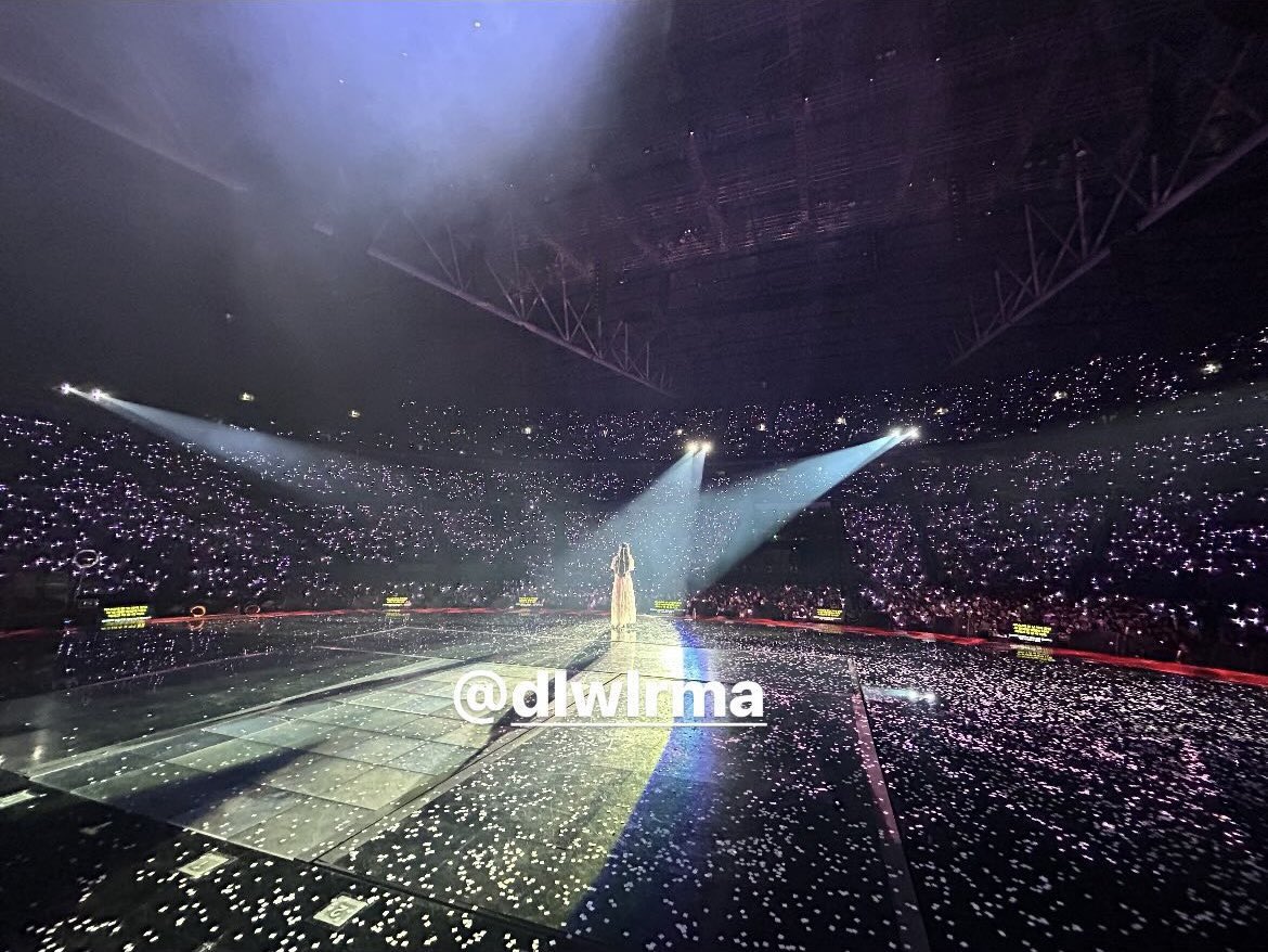 jieunie_jigeumi's tweet image. does it ever                       just how fast
drive you crazy                the night changes
#IU 
#HEREH_WORLD_TOUR 
#HEREH_WORLD_TOUR_IN_MANILA