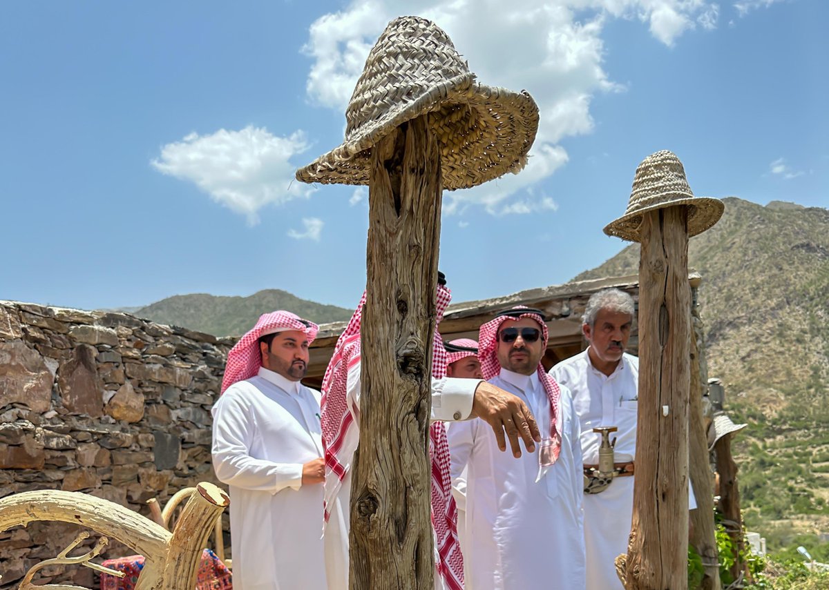 rijalalma002's tweet photo. #الزيارات_الميدانية 
#محافظ_رجال_ألمع 
#الحسن_بن_عبدالخالق و
#رئيس_بلدية_رجال_ألمع المهندس #عبدالله_بن_حسن_الأسمري في جولة للإطلاع على آلية العمل الميدانية والتأكد من جودة الخدمات المقدمة للمواطنين وأثناء الجولة تم الالتقاء بعدد من الأهالي والاستماع لمطالبهم  فيما يخص الخدمات البلدية
 #بلدية_رجال_ألمع
