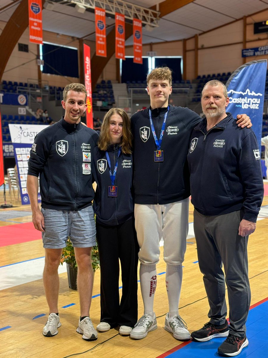 Encore une belle journée pour la #TeamENE ! 🤩

Odinn Bindas est devenu champion de France N3 senior 🥇 et Ninon Hartvick décroche la médaille de bronze en N2 🥉. Nos deux tireurs sont encore U20. Quelle performance ! 🤩

#escrime #lisieux #caen