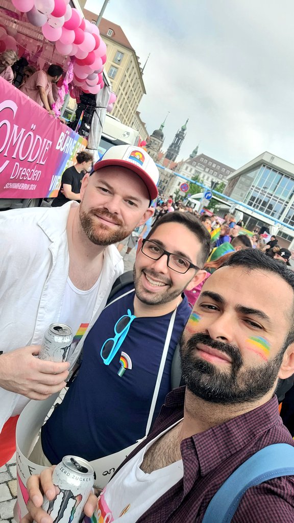 DGuerra_99's tweet photo. ein paar Fotos von heute beim CSD in Dresden 😁
#CSD #CSDDresden #DD0106 https://t.co/fbFOKuWeX2