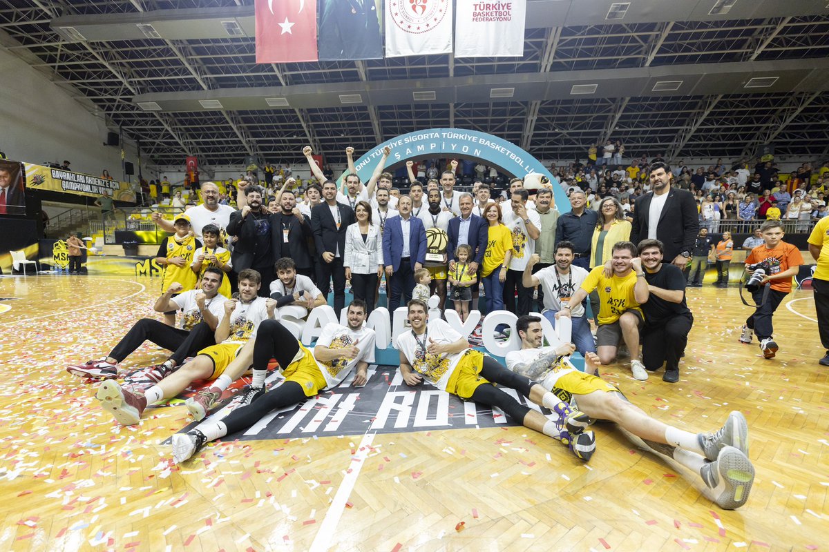 VahapSecer's tweet photo. Şampiyon Mersin, tebrikler MSK!

Türkiye Basketbol Ligi Play-Off şampiyonu olarak Süper Lig’e çıkan Carettaları kutluyor, desteğini bir an olsun esirgemeyen ve şehrin takımına sahip çıkan tüm Mersinlilere teşekkür ediyorum.

@mersin_msk ve #Mersin Süper Lig’e çok yakışacak! https://t.co/n0CDufwYU3