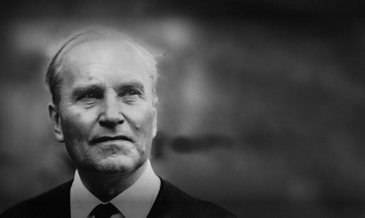 Jan Patočka (1.6.1907 - 13.3. 1977)

Byl jedním z prvních tří mluvčích Charty 77. Chartu nechápal jako politický spolek ani organizaci lobbující proti stávající moci, nýbrž jako vyjádření mravního postoje, který nám velí jednat nikoli jen podle svých zájmů nebo ze strachu, ale „v