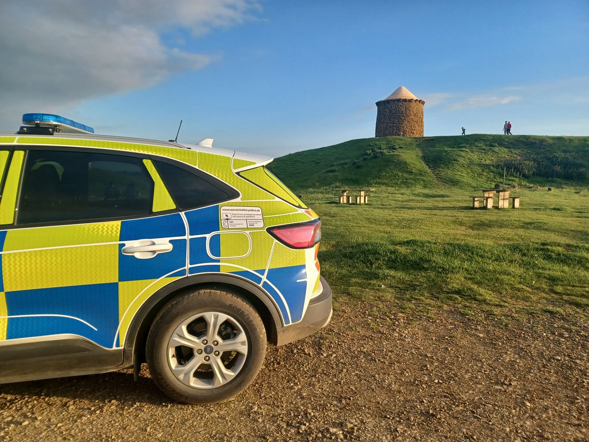 WellesbournCops's tweet photo. Some further patrols up at Burton Dassett Hills Country Park this evening. Nice and busy which we love to see, with everyone so far behaving and driving sensibly!

Remember, if you need to let us know about any issues, please ring us on our non-emergency number, 101.

^6337 https://t.co/JXpXMidzjP