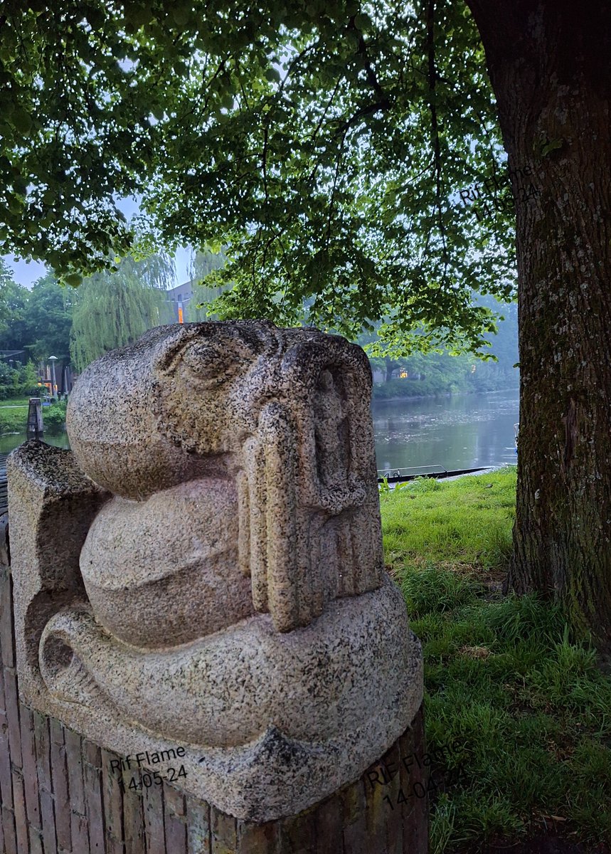 Speciaal voor u geselecteerd! 
Weer een prachtig beeld van Hildo Krop uit 1935. Bij #brug382 in de JvGalenstr met op de achtergrond het Westelijk Marktkanaal, in de regen. Brug 382 is een Amsterdamse School brug olv Piet Kramer.

'Jonas in de Baardwalvis'
📷 14-05-24
Amsterdam