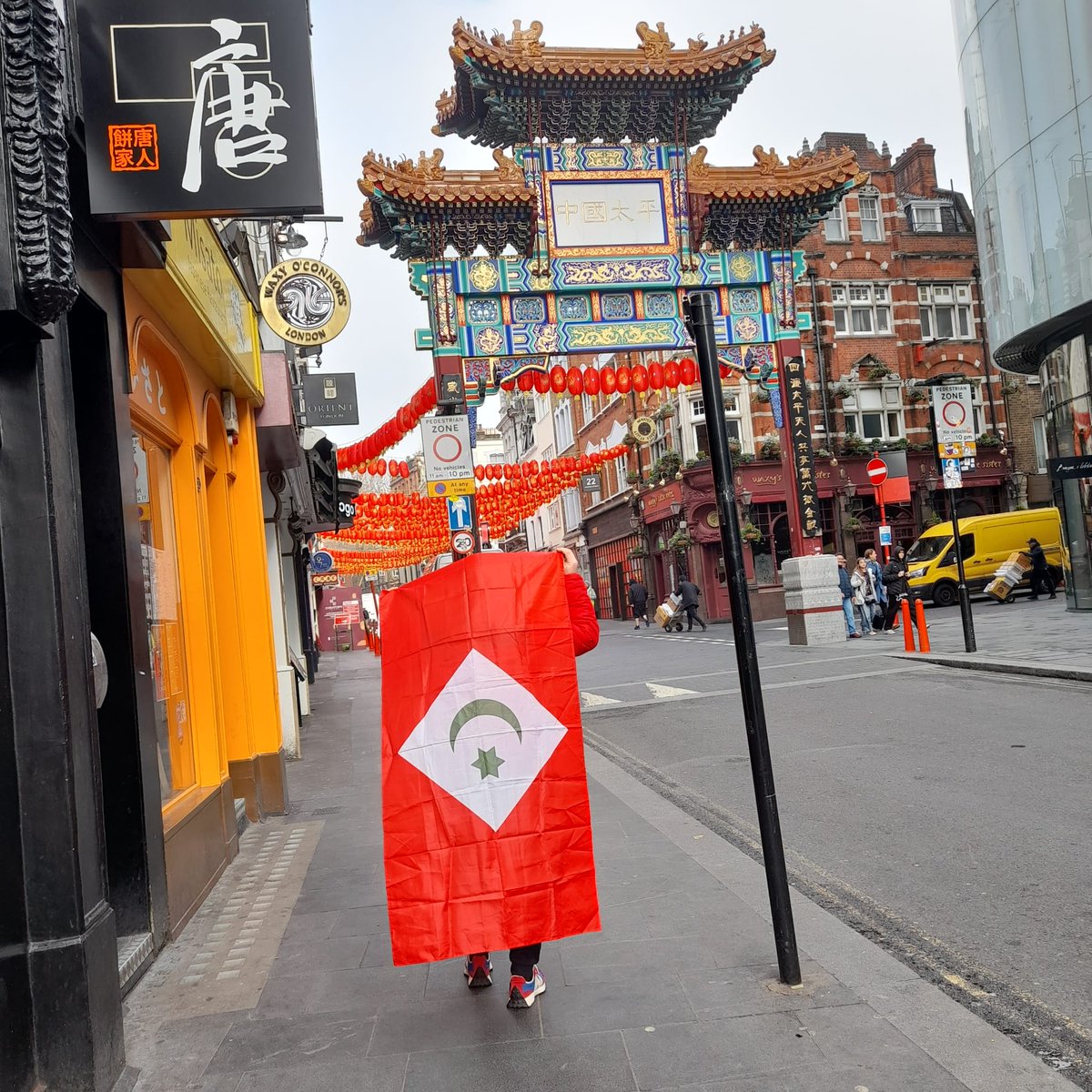 🚩🗺️✌️ • من جمهورية الصين الشعبية ...

مواطن ريفي يرفع علم #جمهورية_الريف للتعريف بقضية "الريافة" ...