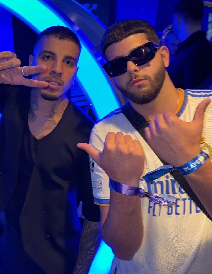 Rauw Alejandro con un fan en el Estadio de Wembley para la final de la <a href="/ChampionsLeague/">UEFA Champions League</a>.