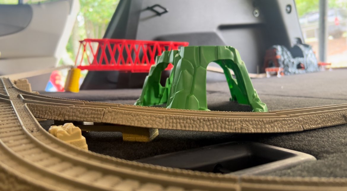 RHNH_TWT's tweet image. I made a little layout in a car trunk!! The layout felt a bit small and empty so I pulled out a table to extent the track out a little more..

#trackmaster #ttte #thomasandfriends