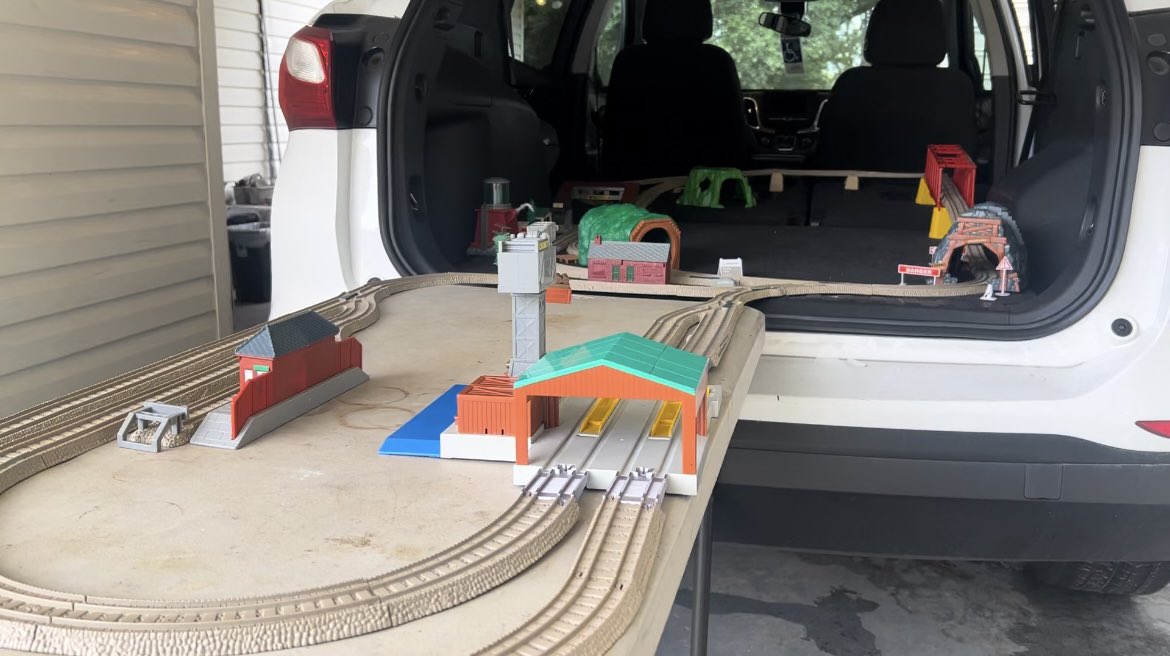 RHNH_TWT's tweet image. I made a little layout in a car trunk!! The layout felt a bit small and empty so I pulled out a table to extent the track out a little more..

#trackmaster #ttte #thomasandfriends