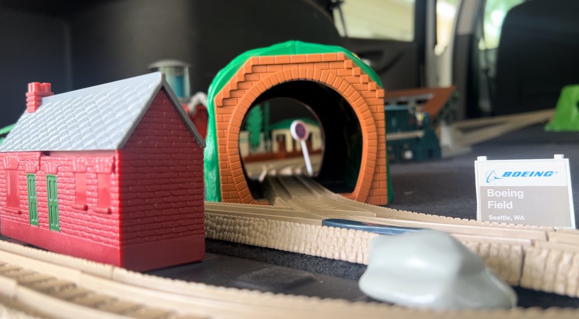 RHNH_TWT's tweet image. I made a little layout in a car trunk!! The layout felt a bit small and empty so I pulled out a table to extent the track out a little more..

#trackmaster #ttte #thomasandfriends