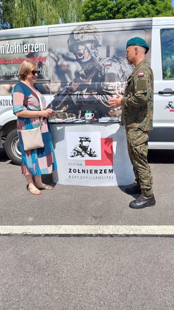 WCR_Jaroslaw's tweet photo. W dniu dzisiejszym podczas przysięgi #DZSW żołnierzy z #5bsp, #3bsp oraz #14das na plac apelowym #5bsp w Przemyślu został wystawiony MPR gdzie przedstawiciele #WCRJaroslaw promowali wszystkie rodzaje służby wojskowej
#ZostańŻołnierzem
#WojskoPolskie
#TerytorialnaSW
#DobrowolnaZSW https://t.co/aMSYkaLxWb