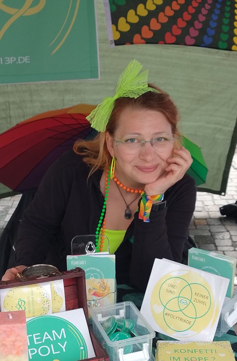 ayumi3p's tweet photo. Heute war ich beim @CSDdresden und ich muss sagen, ich liebe meine Arbeit. Durfte mir vielen Geschichten anhören, bei denen ich um Rat gebeten wurde. Wenn ich darf, bin ich gern mit meinem @polyamorie Stand nächste Jahr wieder dabei 💚 https://t.co/5MkFjCcQg4