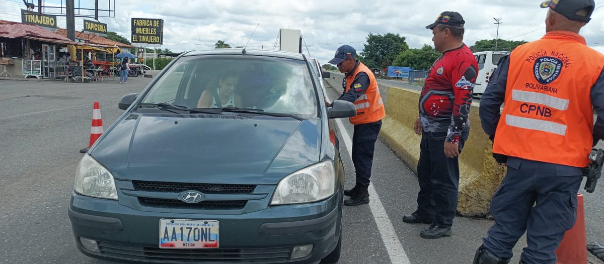 guanare_intt's tweet photo. #MovilidadSegura| Funcionarios del #INTT Guanare en conjunto con #PNBVzla trabajan arduamente a fin de mantener conciencia a conductores de la ciudad de Guanare, brindando seguridad vial al pueblo venezolano. 

#PuebloEnLasRedes https://t.co/S9UKMBBuOL