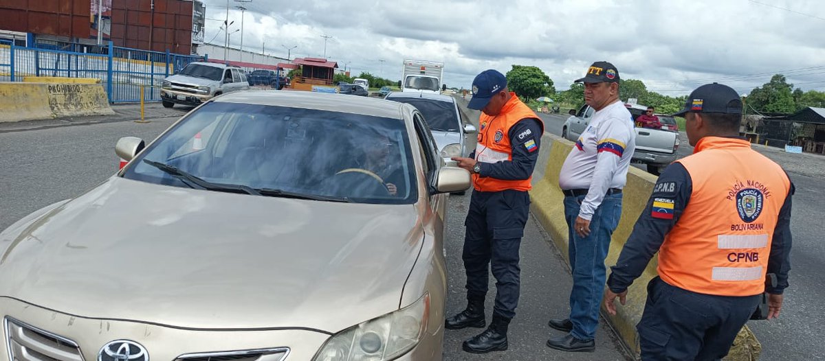 guanare_intt's tweet photo. #MovilidadSegura| Funcionarios del #INTT Guanare en conjunto con #PNBVzla trabajan arduamente a fin de mantener conciencia a conductores de la ciudad de Guanare, brindando seguridad vial al pueblo venezolano. 

#PuebloEnLasRedes https://t.co/S9UKMBBuOL