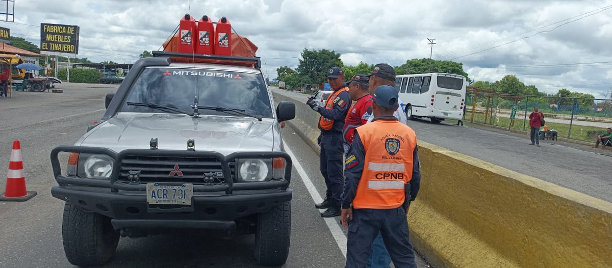#MovilidadSegura| Funcionarios del #INTT Guanare en conjunto con #PNBVzla trabajan arduamente a fin de mantener conciencia a conductores de la ciudad de Guanare, brindando seguridad vial al pueblo venezolano. 

#PuebloEnLasRedes