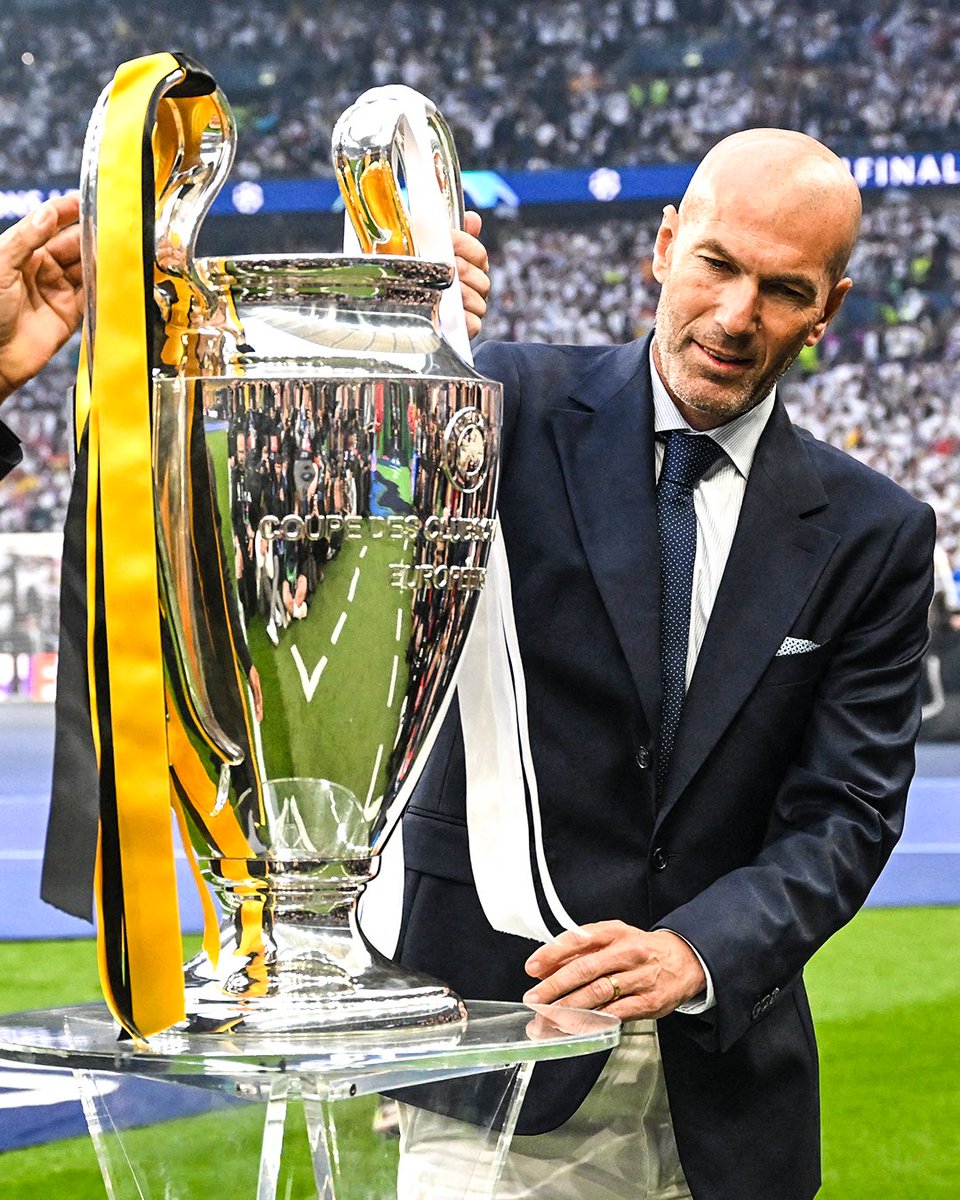 brfootball's tweet image. He&apos;s used to holding this 😏