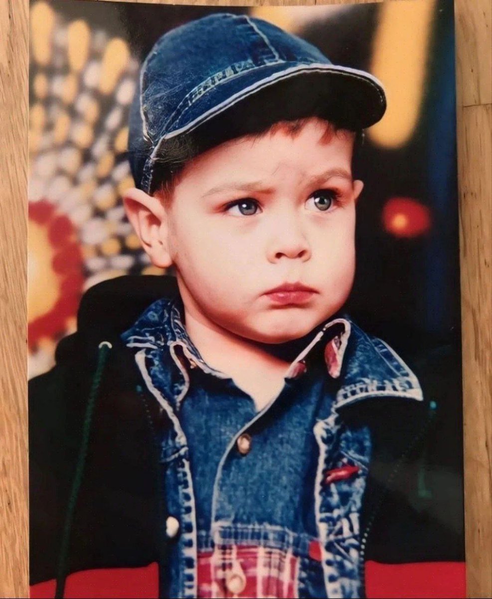 somospueblo_es's tweet photo. #MarkoSimic muerto en brazos de su padre por un bombardeo criminal de la #OTAN el 31 de mayo de 1999.

Un avión arrojó una bomba sobre un edificio residencial en Novi Pazar, Serbia, muriendo junto a otras 11 personas.
Crímenes #terroristas por los que no hubo ningún juicio. https://t.co/DdVKE0Rs8x
