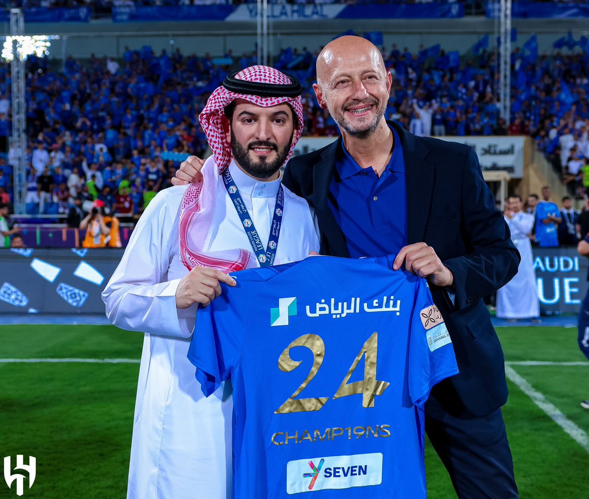 ahmad2man's tweet photo. في أول اشراف حقيقي ومباشر .. سجلت فانيسا باسورا الرئيس التنفيذي للتسويق والمحتوى في نادي #الهلال اسوء ظهور للهلال في مواقع التواصل بعد انجاز كبير ومثير فظهرت منصات الهلال بمستوى متواضع لا يليق بأكبر نادي في آسيا .. لدرجة أن يتم عمل (منشن) للمصمم على تصميم ذو فكرة قديمة حتى يتم (التوفير) ؟! 
كما أن بعض التصاميم شهدت تغيير هوية النادي وهو أمر غير مقبول لأي مؤسسة (محترفة) وخطأ لا يغتفر فالشعار لا يمكن بأي حال من الأحوال تغييره مهما كان المبرر .. الظهور ليلة البارحة لمنصات #الهلال أقل ما يقال عنه بأنه (متواضع) لدرجة أن الحسابات الهلاليه الشهيرة اظهرت تفوق على حساب النادي الرسمي .. واعتقد أن السيد ستيف كالزادا مسؤول عن هذا المنظر المخجل بمصادقته على هذا الظهور الغير جيد لنادي اظهر إلى وقت قريب تفوق وريادة في التعامل مع وسائل التواصل إلا انه البارحة تراجع كثيرًا للخلف !!