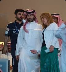 ahmad2man's tweet photo. في أول اشراف حقيقي ومباشر .. سجلت فانيسا باسورا الرئيس التنفيذي للتسويق والمحتوى في نادي #الهلال اسوء ظهور للهلال في مواقع التواصل بعد انجاز كبير ومثير فظهرت منصات الهلال بمستوى متواضع لا يليق بأكبر نادي في آسيا .. لدرجة أن يتم عمل (منشن) للمصمم على تصميم ذو فكرة قديمة حتى يتم (التوفير) ؟! 
كما أن بعض التصاميم شهدت تغيير هوية النادي وهو أمر غير مقبول لأي مؤسسة (محترفة) وخطأ لا يغتفر فالشعار لا يمكن بأي حال من الأحوال تغييره مهما كان المبرر .. الظهور ليلة البارحة لمنصات #الهلال أقل ما يقال عنه بأنه (متواضع) لدرجة أن الحسابات الهلاليه الشهيرة اظهرت تفوق على حساب النادي الرسمي .. واعتقد أن السيد ستيف كالزادا مسؤول عن هذا المنظر المخجل بمصادقته على هذا الظهور الغير جيد لنادي اظهر إلى وقت قريب تفوق وريادة في التعامل مع وسائل التواصل إلا انه البارحة تراجع كثيرًا للخلف !!