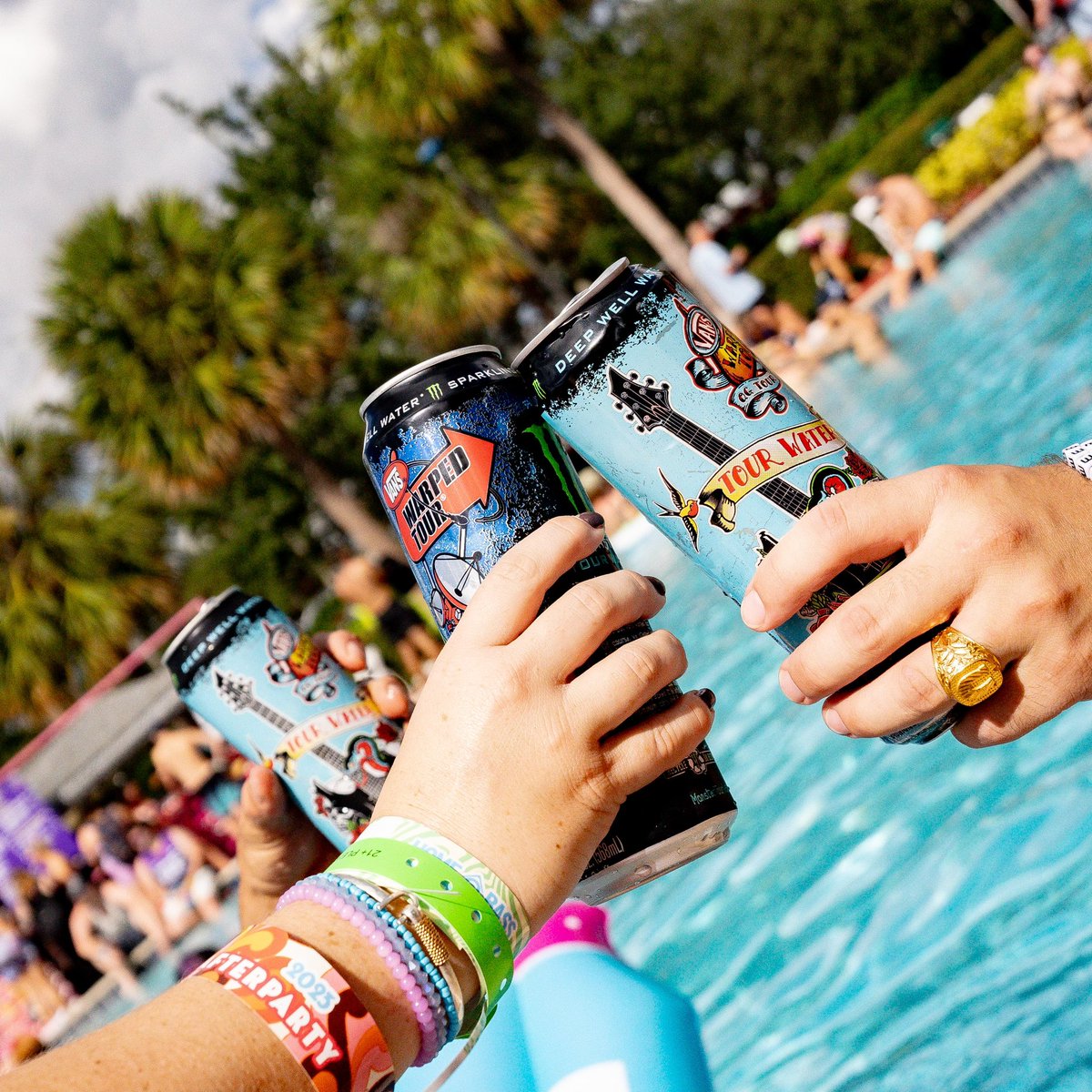 TourWater's tweet photo. Counting down the days 'til @homebassorlando where we’ll have plenty of Monster Tour Water on site 💫💥 100% pure water, nothing else 💦
#HomeBass #Orlando #HomeBass2024 #MonsterTourWater #StraightUpWater #PureWater #OriginalBackstageWater https://t.co/yVtO7xefJ2