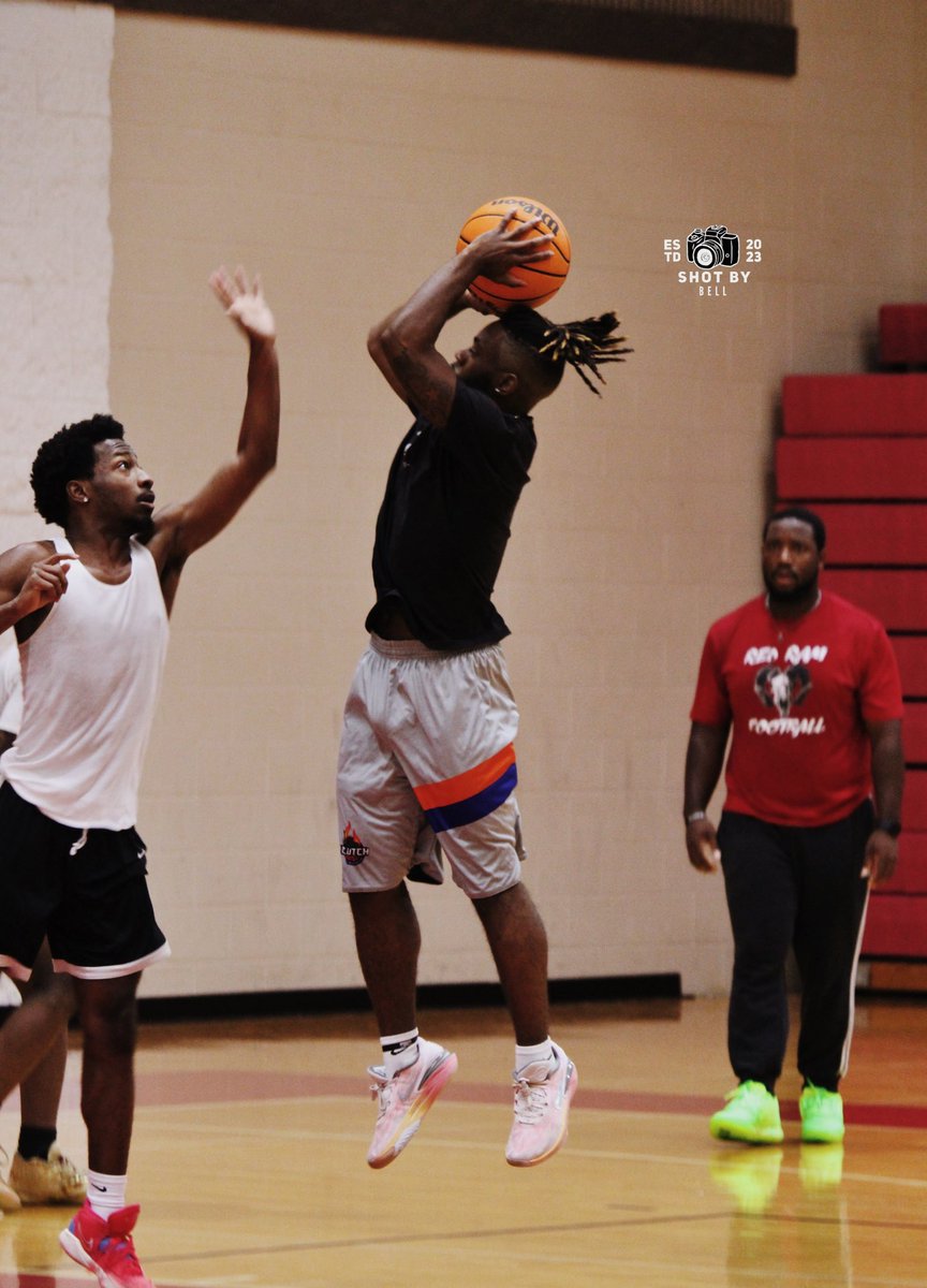 _shotbybell's tweet photo. Congrats to FHS Alumni, Da-‘Kari Jones. After highschool, DK went off to play basketball D3 at Methodist University. Then, DK showed out, and will now be attending D2, Barton College to further his academic and athletic career. @dkhoopz @BartonAthletics @FHSAthletics6 https://t.co/CLZzxWGWyN