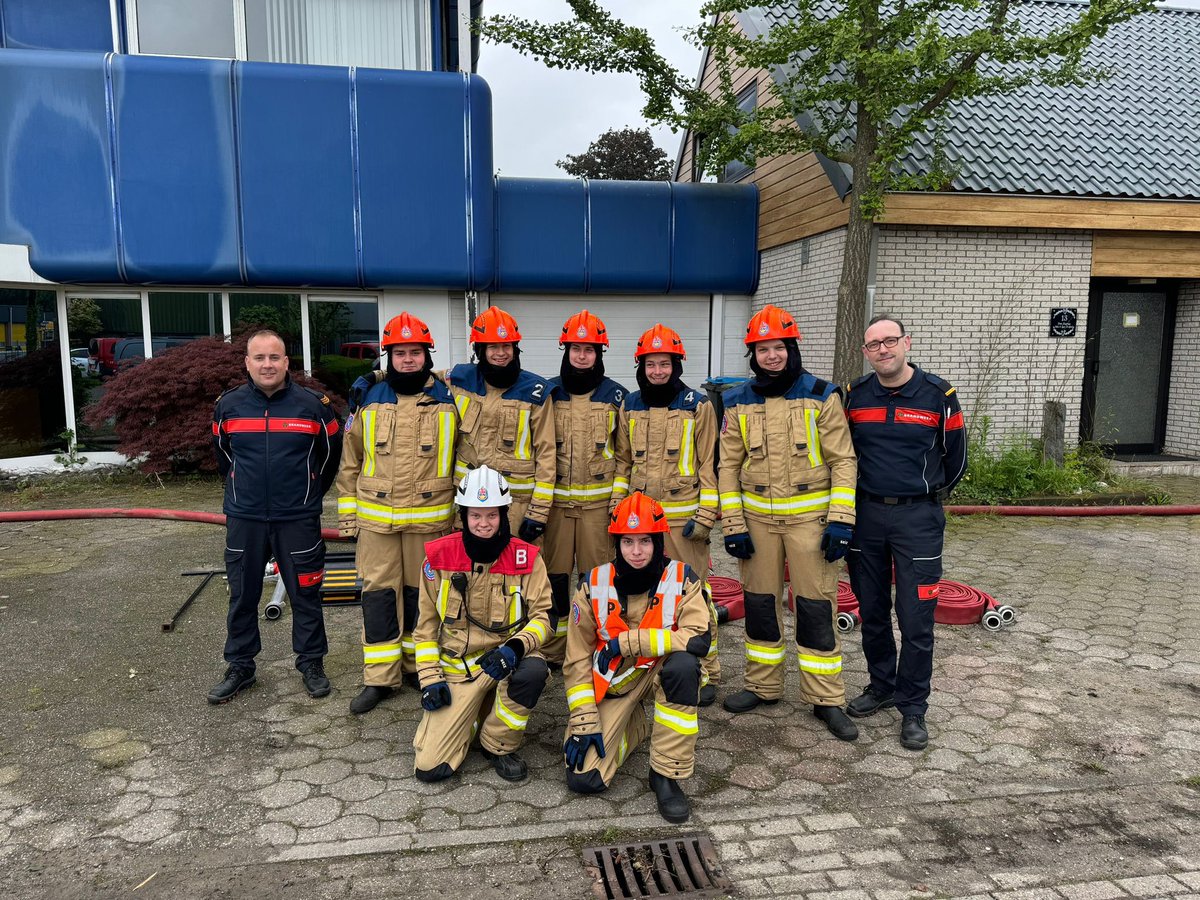 BrandweerGOR's tweet photo. Met een glansrijke eerste plek op de kwartfinale in #Ochten heeft ook team 2 zich vandaag geplaatst voor de halve finale van @JeugdbrwNL! Zij spelen 15 juni de volgende ronde in #Oisterwijk en team 1 een week later in #Heusden. #DeJeugdHeeftDeToekomst #Trots #Gefeliciteerd https://t.co/5HhEJMpuio
