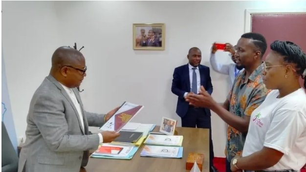 IsralMutombo11's tweet photo. Le député national @Cartesien243 s'attaque à l'association d'homosexuels et de bisexuels, affirmant que «l'homosexualité ne doit pas avoir droit de cité en RDC» et qu'il n'y a pas de place pour les gays, les lesbiennes, les bisexuels et les transgenres pour endoctriner et désorienter nos enfants».