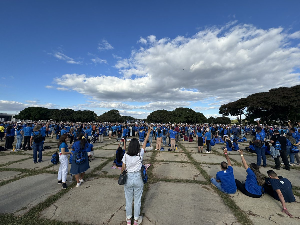 A Bíblia sendo lida em 30 segundos na Convenção Maranata . Lindo ver a juventude levantar este livro acima de todas a coisas . Amém !!!