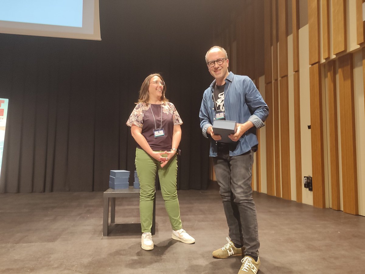 Premi Ictineu 2024 al millor assaig per 'L'onada de la ment' d'Ursula K. Le Guin. Publicat per <a href="/Raig_Verd/">Raig Verd Editorial</a> 
Recull el premi Raül Maigí en nom de l'editorial.