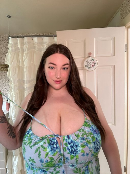 Shhh 🤫 don&rsquo;t tell anyone I&rsquo;m posting this here but my OF is only $6 this weekend 👀 https://t.co/7i3H