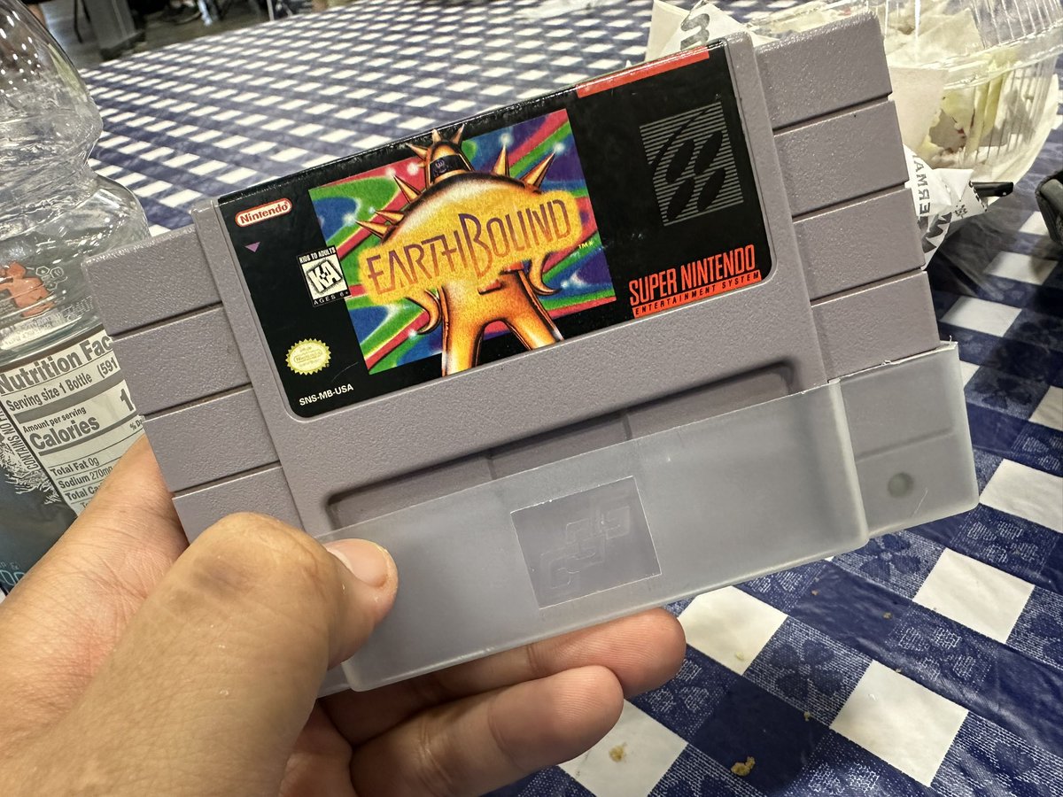 UnicityPoint's tweet image. Two best things I bought at CorgsCon today: Earthbound and a Schmidt’s creampuff (Mashle be praised) 😍 also I got to meet Mr Wright Way @SteveWrightJr  in person! 😊