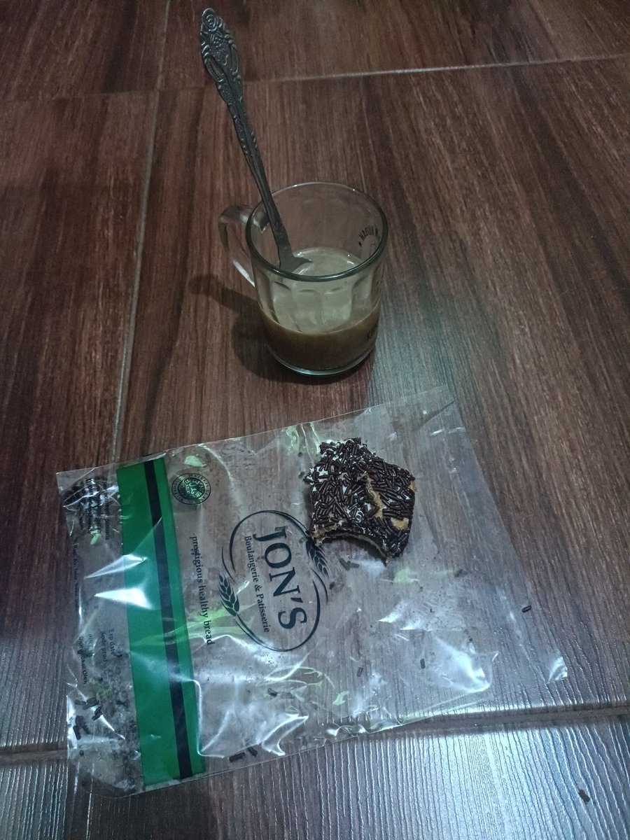 nobar kali ini ditemani istri yg lagi tidur bersama kopi saset dan roti jons. syahduuu